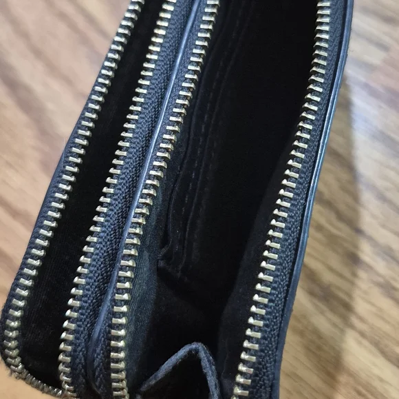 Coach New York Black Leather Wallet / Wristlet With Gold Toned Hardware - Picture 10 of 12